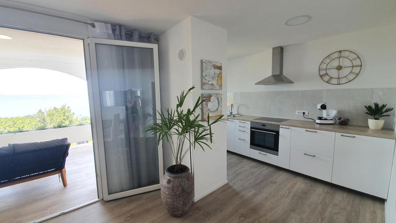 Divine View Apartma Njivice Exterior photo